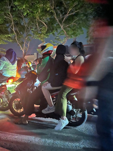 Ojol mengangkut penumpang lebih dari satu orang di tengah keramaian penonton keluar dari konser Dewa 19 di JIS. Foto: Dok. Istimewa