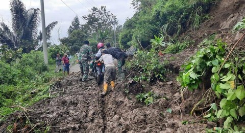 Longsor tutup badan jalan di Tana Toraja. Foto: Dok. Istimewa