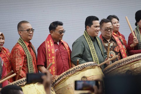 Menteri BUMN Erick Thohir dan Kepala KSP Moeldoko, saat membuka festival Cap Go Meh di Kota Singkawang. Foto: Leo Prima/Hi!Pontianak