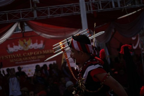 Seorang tatung menusukkan antena di pipinya. Foto: Leo Prima/Hi!Pontianak