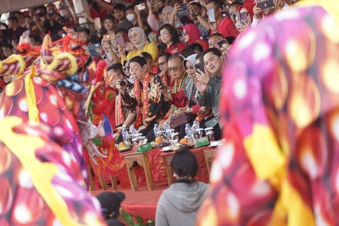 Menteri BUMN Erick Thohir merekam atraksi naga pada perayaan Cap Go Meh di Singkawang. Foto: Leo Prima/Hi!Pontianak