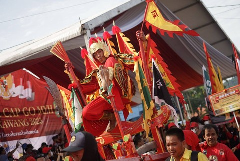 Atraksi kebal tatung pada perayaan Cap Go Meh di Singkawang. Foto: Leo Prima