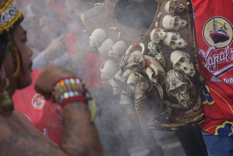 Ritual para tatung sebelum mengikuti festival cap go meh. Foto: Leo Prima/Hi!Pontianak  