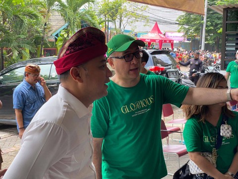 Wali Kota Surabaya, Eri Cahyadi dalam acara Pasar Murah dan Pengobatan Gratis yang diadakan Victory Community Church Surabaya. 