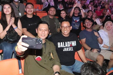 Ketua Umum Partai Demokrat Agus Harimurti Yudhoyono (AHY) dan Anies Baswedan menonton konser Dewa 19 di JIS, Sabtu (5/2/2023). Foto: Instagram/@agusyudhoyono