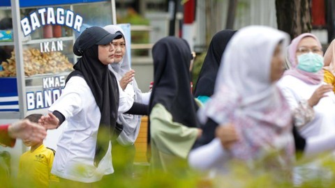 Senam sehat bersama dalam rangka peringatan Hari Kanker Sedunia 2023 di area Car Free Day Banda Aceh, Ahad (5/2). Foto: Suparta/acehkini