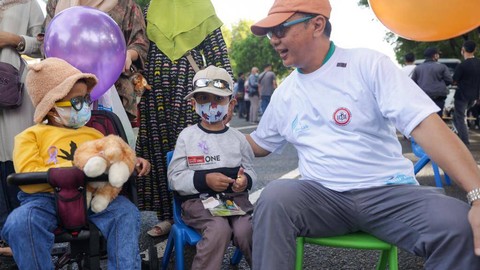 Memperingati Hari Kanker Sedunia 2023, YDUA bersama sejumlah mitra melakukan sosialisasi mengenal dan mendeteksi gejala awal kanker terhadap anak di area Car Free Day (CFD) Banda Aceh, Ahad (5/2). Foto: Suparta/acehkini