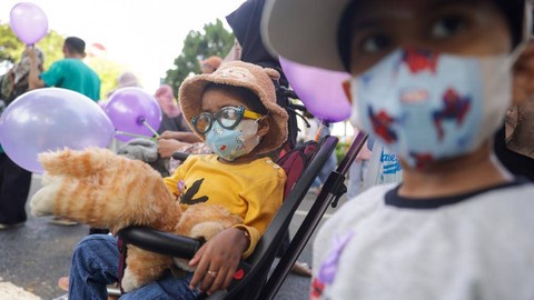 Anak-anak pejuang kanker dalam peringatanHari Kanker Sedunia (World Cancer Day) 2023 di area Car Free Day Banda Aceh, Ahad (5/2). Foto: Suparta/acehkini