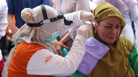 Pemeriksaan THT gratis dalam rangka peringatan Hari Kanker Sedunia 2023 di area Car Free Day Banda Aceh, Ahad (5/2). Foto: Suparta/acehkini