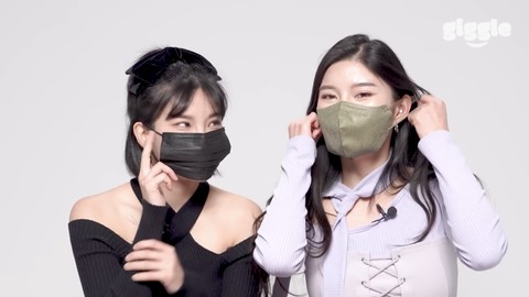 Hanna Kim (kanan) membahas manfaat memakai masker di channel YouTube 'Giggle' yang mencapai lebih dari setengah juta tontonan dalam satu bulan.