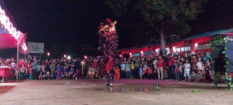 Atraksi barongsai saat perayaan Imlek dan Cap Go Meh di Sekadau. Foto: Dina Mariana/Hi!Pontianak