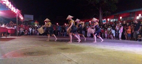 Tarian etnis yang ditampilkan dalam perayaan Cap Go Meh di Sekadau. Foto: Dina Mariana/Hi!Pontianak