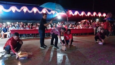 Bupati Sekadau Aron (tengah), Wakil Ketua DPRD Sekadau Handi (kanan), dan Ketua MABT Sekadau Harianto (kiri) menyulutkan kembang api. Foto: Dina Mariana/Hi!Pontianak