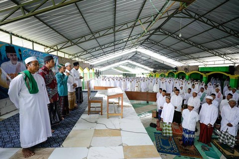 Kegiatan Mujahadah Kubro yang digelar Kiai Muda dukung Ganjar bersama jemaah Tarekat Naqsyabandiyah di Pondok Pesantren Al Hidayat, Desa Ginuk, Kecamatan Karas, Kabupaten Magetan, Minggu (5/2). Foto: Dok. Istimewa