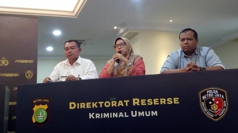 Ketua RT 04/03 Kelurahan Jatiwarna, Nur Asiah Syafris (tengah). Foto: Ananta Erlangga/kumparan