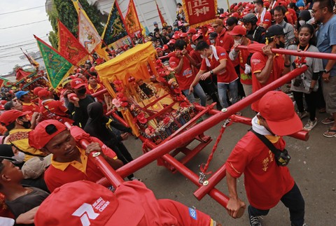 Warga keturunan Tionghoa memanggul joli berisi Kongco (patung dewa) saat perayaan Cap Go Meh di Klenteng Dewi Welas Asih, Cirebon, Jawa Barat, Minggu (5/2/2023). Foto: Dedhez Anggara/Antara Foto