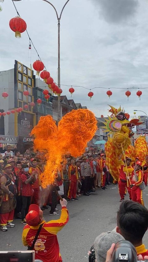 Pawai naga dan barongsai menyemarakkan parayaan Cap Go Meh di Pontianak. Foto: Lydia Salsabilla/Hi!Pontianak