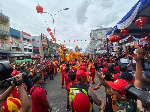Pawai naga dan barongsai dalam perayaan Cap Go Meh di Pontianak. Foto: Lydia Salsabilla/Hi!Pontianak