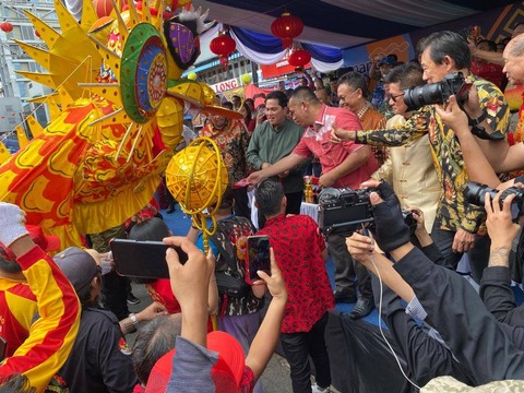 Menteri BUMN Erick Thohir dan Gubernur Kalbar serta Wali Kota Pontianak menghadiri perayaan Cap Go Meh di Pontianak. Foto: Lydia Salsabilla/Hi!Pontianak