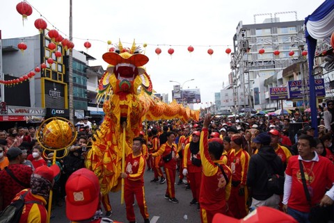 Atraksi naga memeriahkan Cap Go Meh di Pontianak. Foto: Lydia Salsabilla/Hi!Pontianak