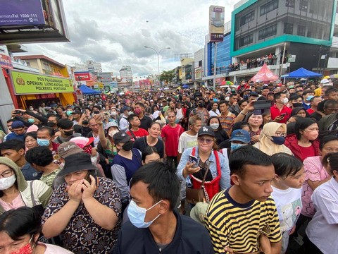 Masyarakat tumpah ruah menyaksikan pawai naga dan barongsai di Pontianak. Foto: Lydia Salsabilla/Hi!Pontianak