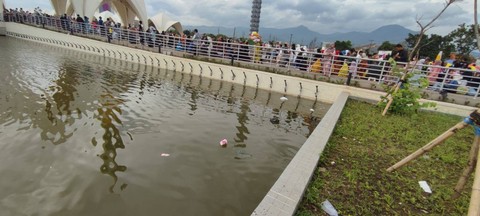 Sampah berserakan di Masjid Raya Al-Jabbar, Kota Bandung, pada Minggu (5/2/2023). Foto: Rachmadi Rasyad/kumparan