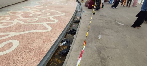 Sampah berserakan di Masjid Raya Al-Jabbar, Kota Bandung, pada Minggu (5/2/2023). Foto: Rachmadi Rasyad/kumparan