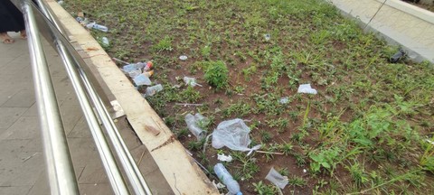 Sampah berserakan di Masjid Raya Al-Jabbar, Kota Bandung, pada Minggu (5/2/2023). Foto: Rachmadi Rasyad/kumparan