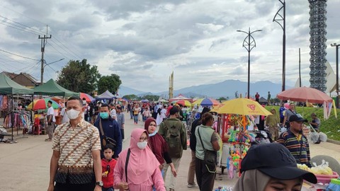 Keramaian pengunjung dan pedagang di Masjid Raya Al-Jabbar, Kota Bandung pada Minggu (5/2/2023). Foto: Rachmadi Rasyad/kumparan