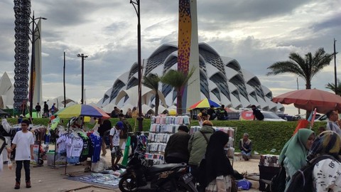 Keramaian pengunjung dan pedagang di Masjid Raya Al-Jabbar, Kota Bandung pada Minggu (5/2/2023). Foto: Rachmadi Rasyad/kumparan