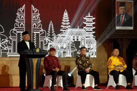 Ketua Kehomatan Inter Religious Council Indonesia Din Syamsuddin (kiri) memberikan sambutan dalam peringatan Pekan Kerukuranan Antar Umat Beragama Dunia di Gedung Nusantara IV, Kompleks Parlemen, Senayan, Jakarta, Minggu (5/2/2023). Foto: Indrianto Eko Suwarso/Antara Foto