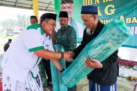 Relawan Santrine Abah Ganjar (SAG) dalam memberikan bantuan karpet sajadah untuk musala di Lampung, Minggu (5/2/2023). Foto: Dok. Istimewa