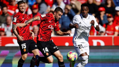 Pablo Maffeo (kiri), Dani Rodriguez, dan Vinicius Junior di laga Real Mallorca vs Real Madrid dalam laga lanjutan Liga Spanyol 2022/23 di Stadion Iberostar pada 5 Februari 2023. Foto: REUTERS/Juan Medina