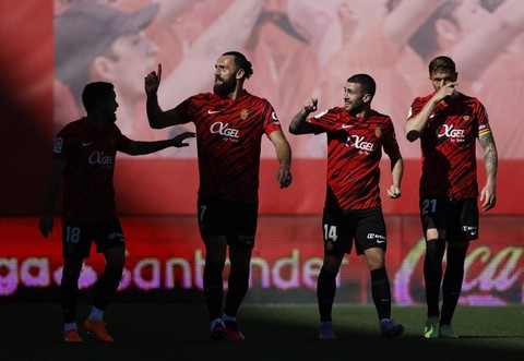 Vedat Muriqi (2 dari kiri) merayakan gol di laga Real Mallorca vs Real Madrid dalam laga lanjutan Liga Spanyol 2022/23 di Stadion Iberostar pada 5 Februari 2023. Foto: REUTERS/Juan Medina