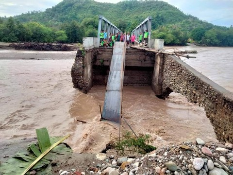 Keterangan foto:Jembatan yang rusak akibat banjir di Kabupaten Kupang, Sabtu (4/2/2023). Foto:Pusdalops PB Provinsi NTT.