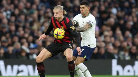 Erling Haaland (kiri) dan Cristian Romero di laga Tottenham Hotspur vs Manchester City dalam pekan ke-22 Liga Inggris 2022/23 di Tottenham Hotspur Stadium, London, 5 Februari 2023. Foto: REUTERS/David Klein