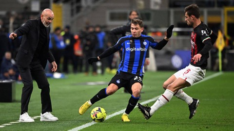 Stefano Pioli (kiri), Nicolo Barella, dan Matteo Gabbia di laga Inter Milan vs AC Milan dalam lanjutan Liga Italia 2022/23 di Stadion San Siro pada Senin (6/2/2023) dini hari WIB. Foto: REUTERS/Alberto Lingria