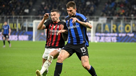 Brahim Diaz dan Francesco Acerbi di laga Inter Milan vs AC Milan dalam lanjutan Liga Italia 2022/23 di Stadion San Siro pada Senin (6/2/2023) dini hari WIB. Foto: REUTERS/Alberto Lingria