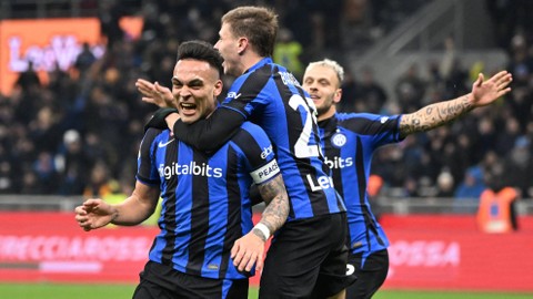 Lautaro Martinez (kiri) merayakan gol di laga Inter Milan vs AC Milan dalam lanjutan Liga Italia 2022/23 di Stadion San Siro pada Senin (6/2/2023) dini hari WIB. Foto: REUTERS/Alberto Lingria