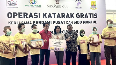 Penyerahan bantuan operasi katarak gratis untuk 200 pasien di RS Permata Cirebon, Sabtu (4/2). Foto: Nada Meita / kumparan