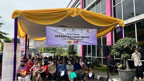 Pasien operasi katarak menunggu untuk tindakan screening. Foto: Nada Meita / kumparan