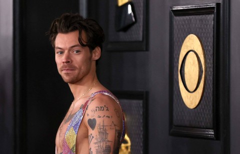 Harry Styles menghadiri ajang Grammy Awards Ke-65 di Los Angeles, California, Amerika Serikat, Minggu (5/2/2023).   Foto: David Swanson/REUTERS