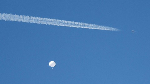 Balon mata-mata yang diduga milik China melayang ke laut di lepas pantai di Surfside Beach, Carolina Selatan, AS. Foto: Randall Hill/REUTERS