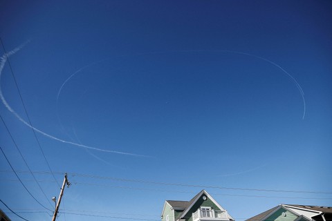 Balon mata-mata yang diduga milik China melayang ke laut setelah ditembak jatuh di lepas pantai di Surfside Beach, Carolina Selatan, AS. Foto: Randall Hill/REUTERS