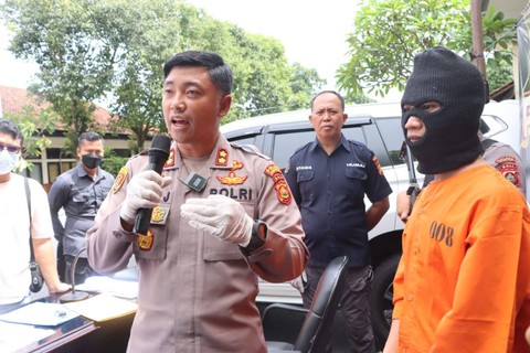 Kapolres Jembrana saat menunjukkan pelaku penipuan online - IST