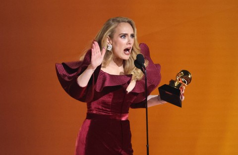 Adele mendapat penghargaan pada ajang Grammy Awards Ke-65 di Los Angeles, California, Amerika Serikat, Minggu (5/2/2023).   Foto: Mario Anzuoni/REUTERS