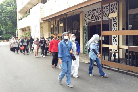 Puluhan warga RT 04/03 Kelurahan Jatiwarna, Kota Bekasi mendatangi Polda Metro Jaya, Senin (6/2) untuk melaporkan Bripka Madih atas perbuatannya memasang patok secara sepihak di rumah warga. Foto: Ananta Erlangga/kumparan