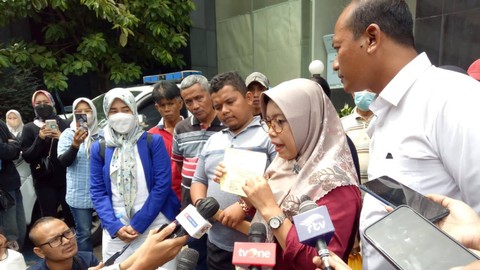 Puluhan warga RT 04/03 Kelurahan Jatiwarna, Kota Bekasi mendatangi Polda Metro Jaya, Senin (6/2) untuk melaporkan Bripka Madih atas perbuatannya memasang patok secara sepihak di rumah warga. Foto: Ananta Erlangga/kumparan