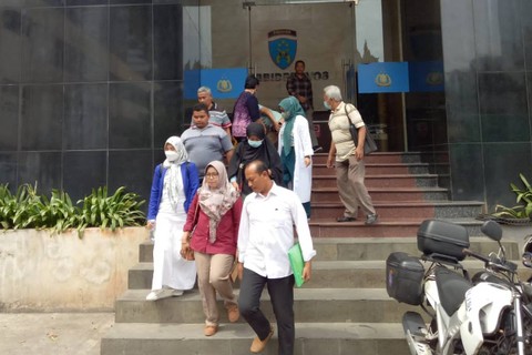 Puluhan warga RT 04/03 Kelurahan Jatiwarna, Kota Bekasi mendatangi Polda Metro Jaya, Senin (6/2) untuk melaporkan Bripka Madih atas perbuatannya memasang patok secara sepihak di rumah warga. Foto: Ananta Erlangga/kumparan