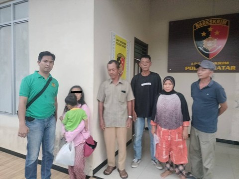 Seorang wanita diduga melakukan percobaan penculikan yang ternyata hoaks dijemput keluarganya dari Lampung Utara. | Foto: Dok Polres Lampung Selatan